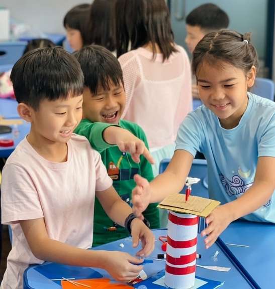 Let's Talk! 學生在主題式任務導向英語課堂中合作完成 STEM 手作專案，培養英語溝通與解決問題能力