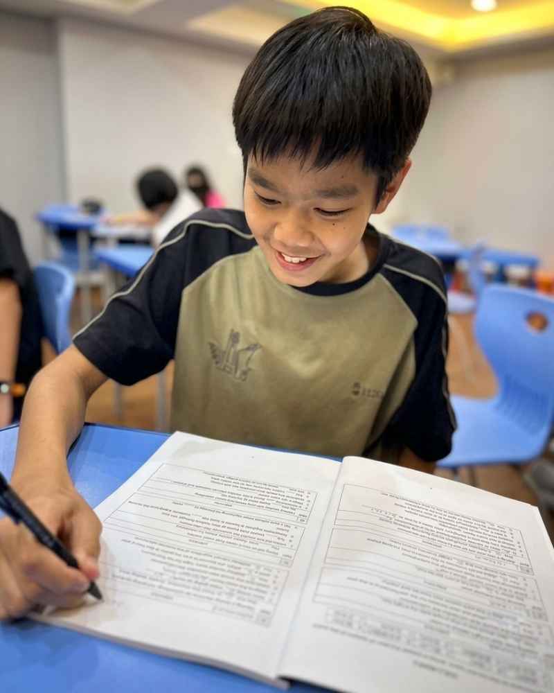 Let's Talk! 學生專注練習劍橋 FCE 備考試題，台中劍橋官方認定英語考試中心