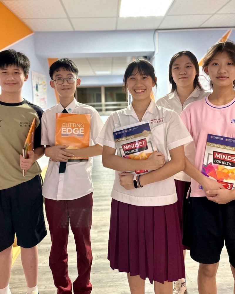 Let's Talk! 國中英語課程學生手持 Oxford Discover Futures 等原版英語教材，準備進入互動式英語課堂