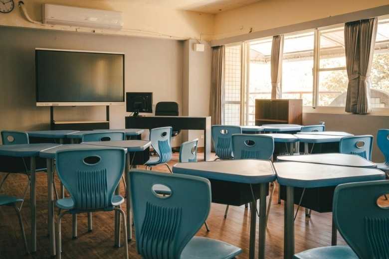Let's Talk! 東興校區英語教室，配備電子螢幕與藍色桌椅，適合小學生學習