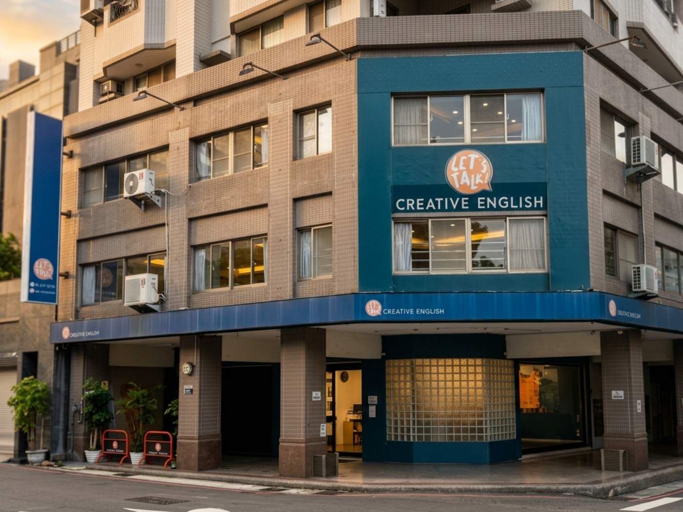 Let's Talk! Creative English 太原校區建築外觀，位於台中市北區太原路